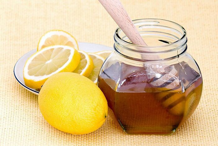 לימון ודבש הם מרכיבים למסכה המלבינה ומחממת את עור הפנים בצורה מושלמת